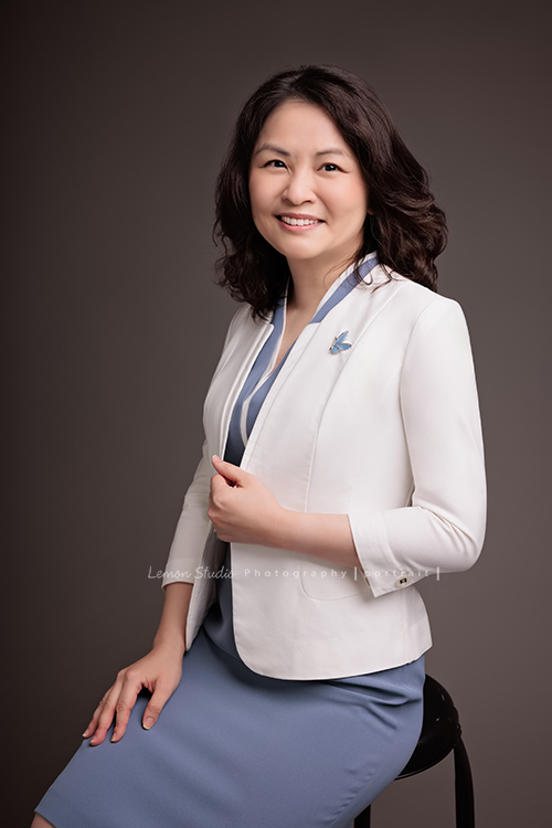 睿思管顧的Peggy來拍個人形象照,很優雅的一張專業形象照啊!
