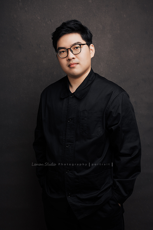 毛軒揚建築師事務所的團隊來拍形象照，除了職人的形象照外，也拍了團隊的形象照，事務所得每個人都好有氣質啊！這張是繼元看著鏡頭很有藝術氣息的個人形象照！