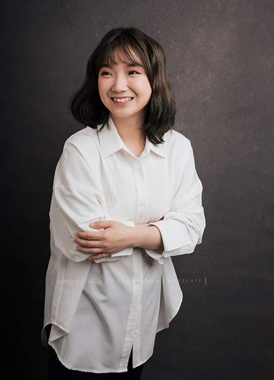 毛軒揚建築師事務所的團隊來拍形象照，除了職人的形象照外，也拍了團隊的形象照，事務所得每個人都好有氣質啊！這張是慶瑜沒有看鏡頭笑得很自然的個人形象照！