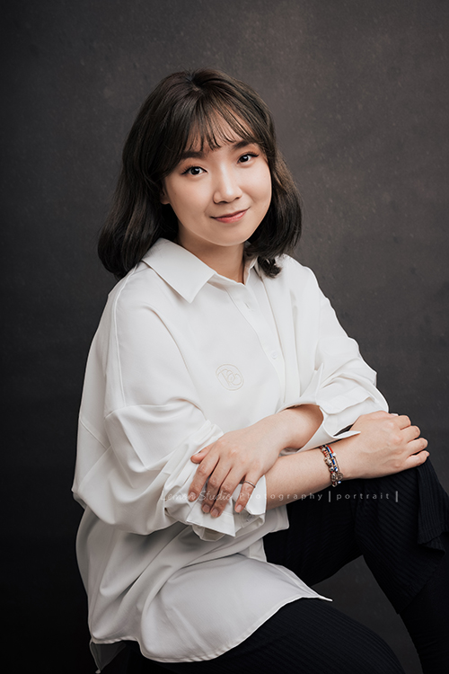 毛軒揚建築師事務所的團隊來拍形象照，除了職人的形象照外，也拍了團隊的形象照，事務所得每個人都好有氣質啊！這張是慶瑜帶著美麗的微笑看鏡頭的個人形象照！