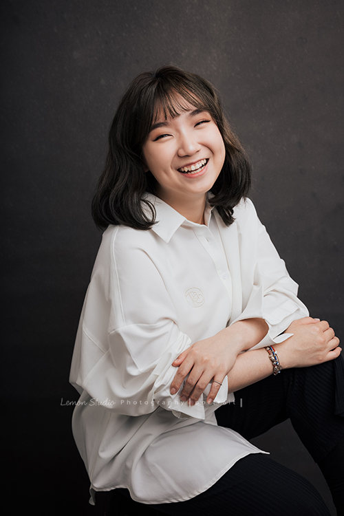 毛軒揚建築師事務所的團隊來拍形象照，除了職人的形象照外，也拍了團隊的形象照，事務所得每個人都好有氣質啊！這張是慶瑜笑得很燦爛的個人形象照！