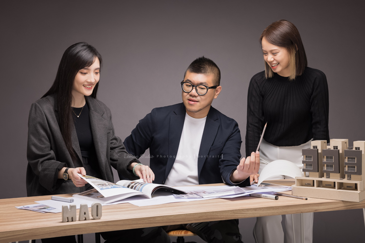 毛軒揚建築師事務所的團隊來拍形象照，除了職人的形象照外，也拍了團隊的形象照，事務所得每個人都好有氣質啊！這張是毛軒揚建築師和團隊在溝通的形象照！