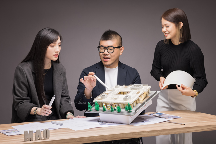 毛軒揚建築師事務所的團隊來拍形象照，除了職人的形象照外，也拍了團隊的形象照，事務所得每個人都好有氣質啊！這張是毛軒揚建築師和團隊在溝通的形象照！三人很熱切地在討論著案子！