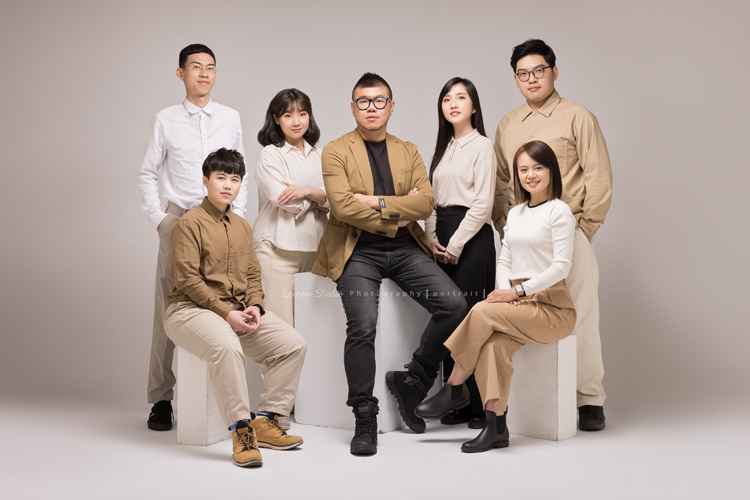 毛軒揚建築師事務所的團隊來拍形象照，除了職人的形象照外，也拍了團隊的形象照，事務所得每個人都好有氣質啊！這張是毛軒揚建築師事務所的團隊形象照！