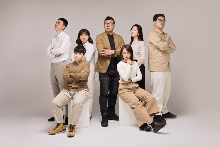 毛軒揚建築師事務所的團隊來拍形象照，除了職人的形象照外，也拍了團隊的形象照，事務所得每個人都好有氣質啊！這張是毛軒揚建築師事務所的很有個性的團隊形象照！