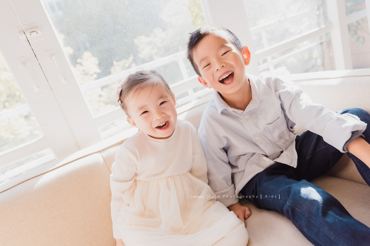 家豪爸拔一家第二次來拍照,最後還加拍了聖誕節風格全家睡衣趴系列,Chris 和 Chloe和爸拔媽麻的互動好自然啊!這張是Chris 和 Chloe兩人笑得很燦爛的樣子!