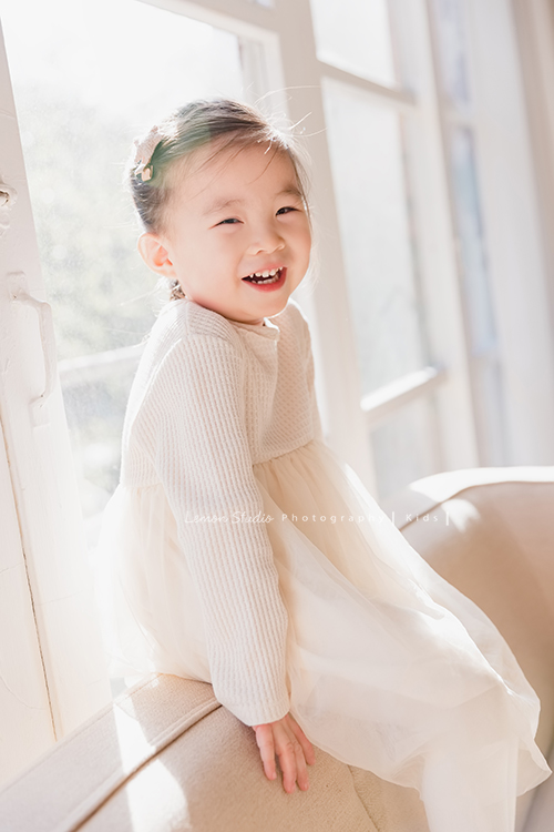 家豪爸拔一家第二次來拍照,最後還加拍了聖誕節風格全家睡衣趴系列,Chris 和 Chloe和爸拔媽麻的互動好自然啊!這張是Chloe在窗邊看著鏡頭笑得很開心的樣子!