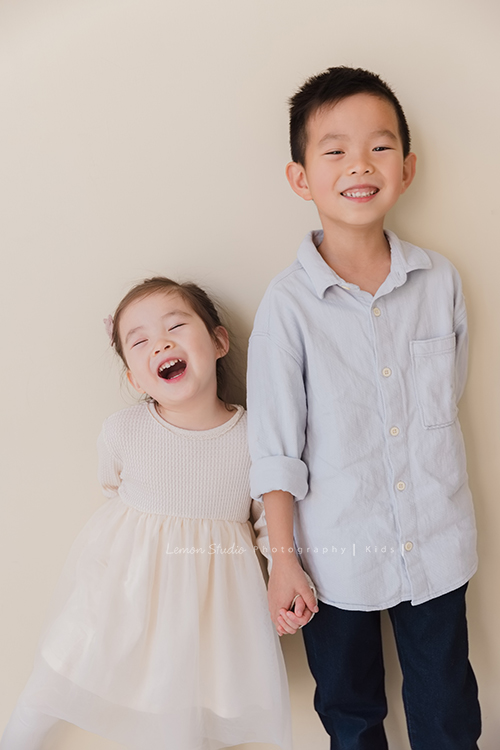 家豪爸拔一家第二次來拍照,最後還加拍了聖誕節風格全家睡衣趴系列,Chris 和 Chloe和爸拔媽麻的互動好自然啊!這張是Chris 和 Chloe兩人可愛的互動的相片!兩人笑得好燦爛好美的相片啊!