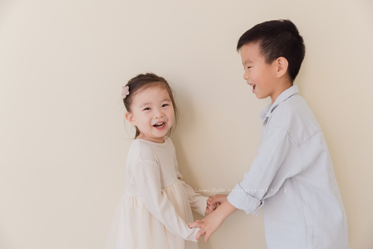 家豪爸拔一家第二次來拍照,最後還加拍了聖誕節風格全家睡衣趴系列,Chris 和 Chloe和爸拔媽麻的互動好自然啊!這張是Chris 和 Chloe兩人可愛的互動的相片!