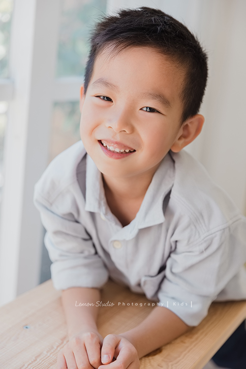 家豪爸拔一家第二次來拍照,最後還加拍了聖誕節風格全家睡衣趴系列,Chris 和 Chloe和爸拔媽麻的互動好自然啊!這張是Chris的帥帥的個人寫真!