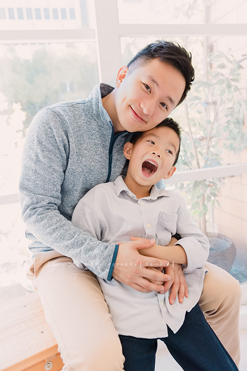 家豪爸拔一家第二次來拍照,最後還加拍了聖誕節風格全家睡衣趴系列,Chris 和 Chloe和爸拔媽麻的互動好自然啊!這張是爸拔和哥哥Chris的合照!