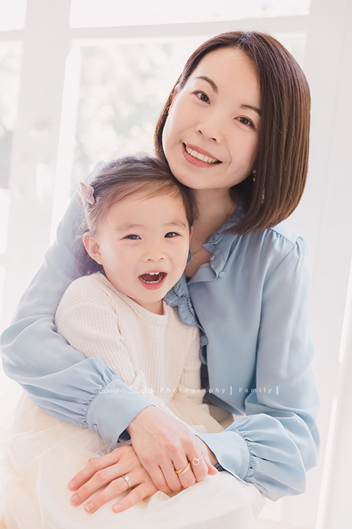 家豪爸拔一家第二次來拍照,最後還加拍了聖誕節風格全家睡衣趴系列,Chris 和 Chloe和爸拔媽麻的互動好自然啊!這張是美麗的媽麻和可愛的Chloe的合照!
