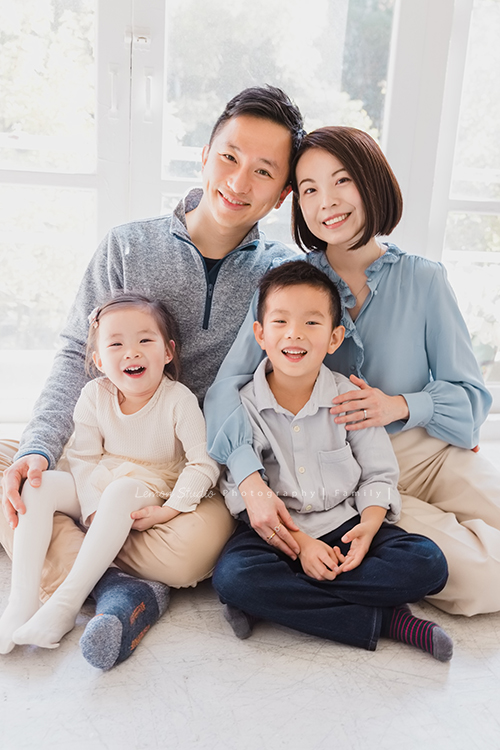 家豪爸拔一家第二次來拍照,最後還加拍了聖誕節風格全家睡衣趴系列,Chris 和 Chloe和爸拔媽麻的互動好自然啊!這張是一家四口美麗的全家福!