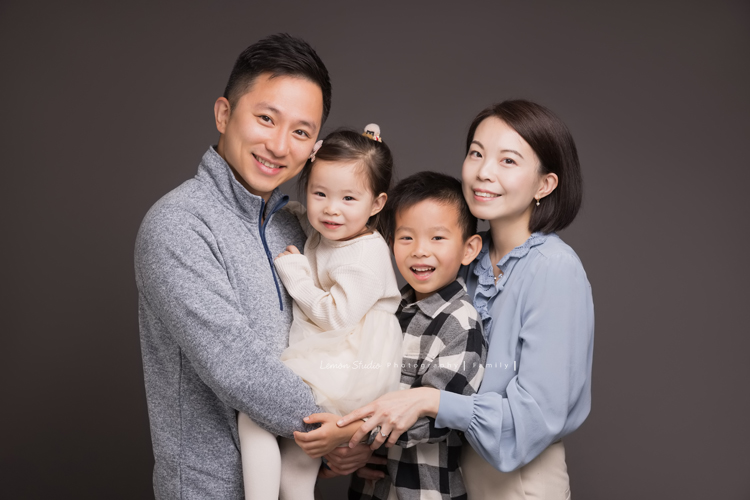 家豪爸拔一家第二次來拍照,最後還加拍了聖誕節風格全家睡衣趴系列,Chris 和 Chloe和爸拔媽麻的互動好自然啊!這張是一家四口棚拍的美麗的全家福!