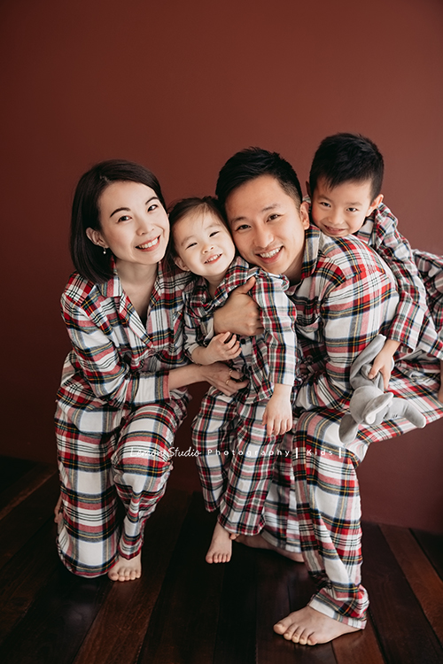 家豪爸拔一家第二次來拍照,最後還加拍了聖誕節風格全家睡衣趴系列,Chris 和 Chloe和爸拔媽麻的互動好自然啊!這張是一家四口聖誕風格的睡衣趴系列相片!