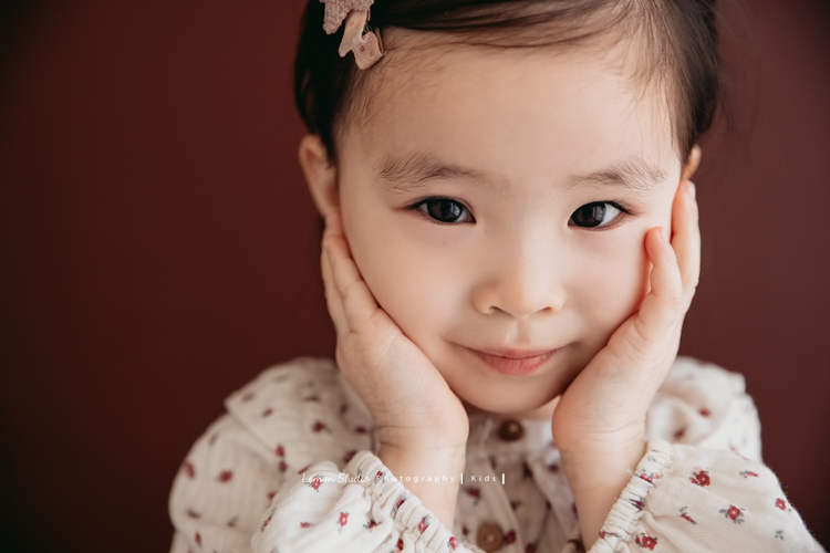 家豪爸拔一家第二次來拍照,最後還加拍了聖誕節風格全家睡衣趴系列,Chris 和 Chloe和爸拔媽麻的互動好自然啊!這張是Chloe超可愛的臉部特寫!