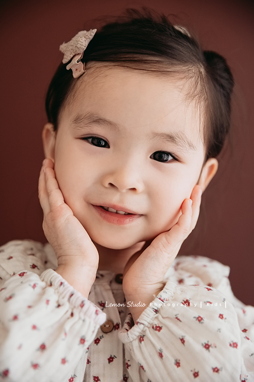 家豪爸拔一家第二次來拍照,最後還加拍了聖誕節風格全家睡衣趴系列,Chris 和 Chloe和爸拔媽麻的互動好自然啊!這張也是Chloe超可愛的臉部特寫!