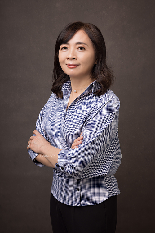 大大顧問瑞琳來拍專業形象照,這張是瑞琳抱胸,很優雅的一張形象照!