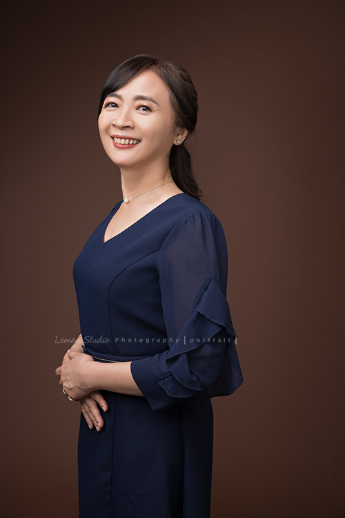 大大顧問瑞琳來拍專業形象照,這張是瑞琳在深咖啡紅背景前,笑得很美很優雅的一張形象照!