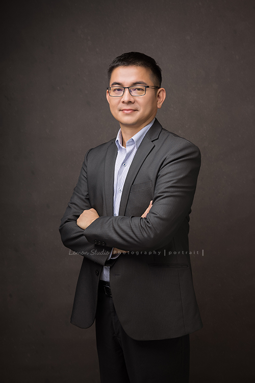 大大顧問效文來拍個人專業形象照,這張效文雙手抱胸很穩重的一張形象照!