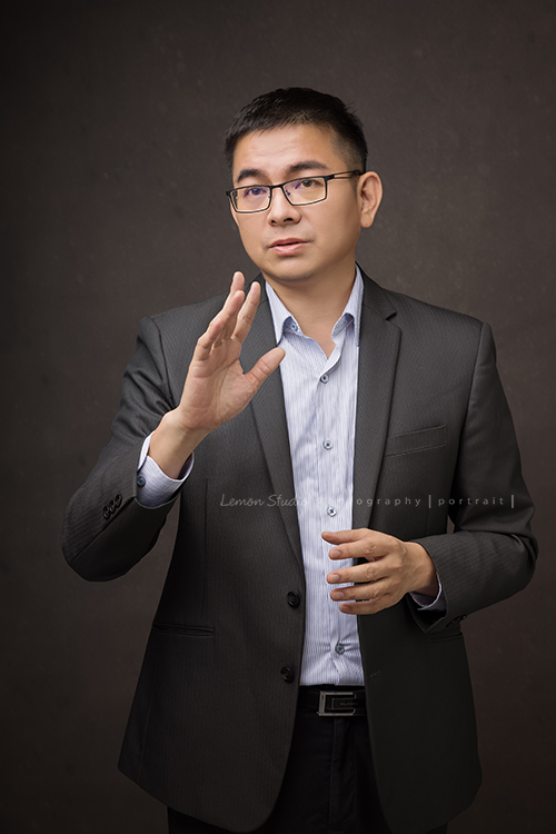 大大顧問效文來拍個人專業形象照,這張是效文正在演講的樣子!