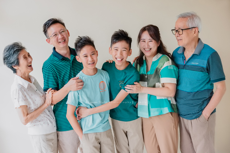 Cindy媽麻一家第三次來拍家庭攝影，今年暑假回台的Cindy媽麻一家，帶著已是青少年的孩子們來拍照，孩子們長大好多了啊，外公外婆也一起來拍全家福，外公外婆實在是太可愛了！這張是一家人和外公外婆的全家福，外婆太可愛了！