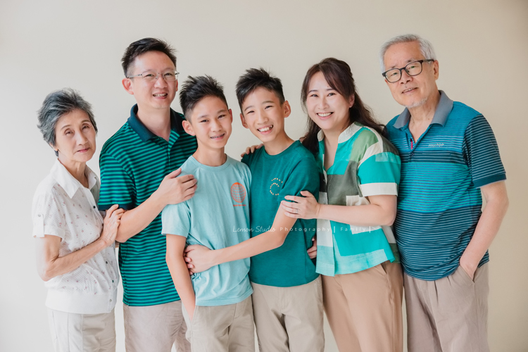 Cindy媽麻一家第三次來拍家庭攝影，今年暑假回台的Cindy媽麻一家，帶著已是青少年的孩子們來拍照，孩子們長大好多了啊，外公外婆也一起來拍全家福，外公外婆實在是太可愛了！這張是一家人和外公外婆的全家福！