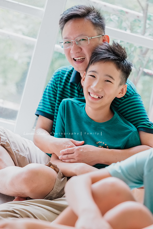 Cindy媽麻一家第三次來拍家庭攝影，今年暑假回台的Cindy媽麻一家，帶著已是青少年的孩子們來拍照，孩子們長大好多了啊，外公外婆也一起來拍全家福，外公外婆實在是太可愛了！這張是爸拔和哥哥的合照！