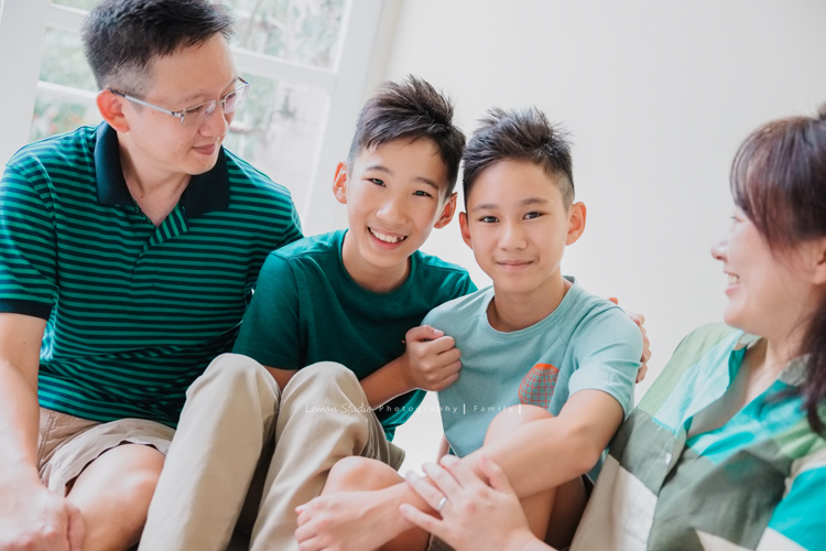 Cindy媽麻一家第三次來拍家庭攝影，今年暑假回台的Cindy媽麻一家，帶著已是青少年的孩子們來拍照，孩子們長大好多了啊，外公外婆也一起來拍全家福，外公外婆實在是太可愛了！這張是兩個孩子與爸拔媽麻的互動，兩個孩子好帥啊！