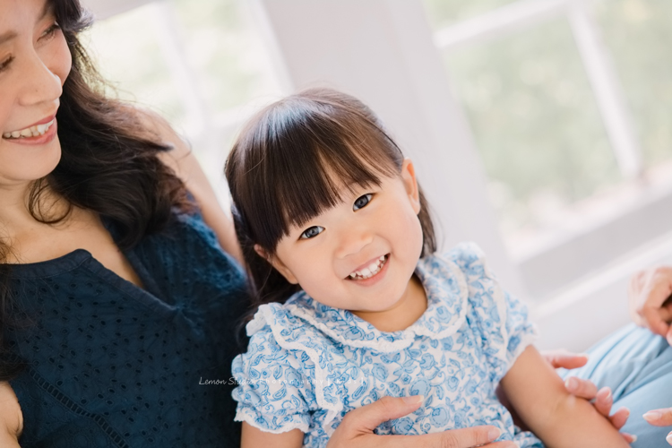 小可愛品希三歲囉！這也是她第三次來拍照！這次品希和媽麻及姨婆們一起來，四人的衣服搭配好美啊，一家人一起美美的一天！這張是美麗的媽麻看著品希、品希看著鏡頭笑得很開心的寶寶寫真！