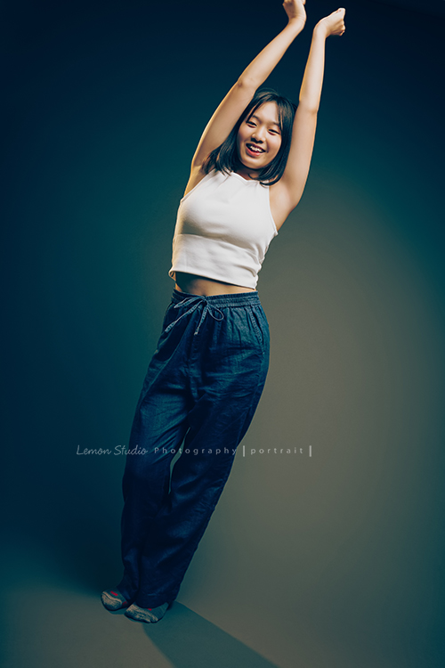 中日混血兒 Aisa這次來拍照，已是婷婷玉立的美女了啊，在日本讀高中的 Aisa，即將至加拿大唸書 ，媽麻帶著 Aisa這次來拍她的個人寫真，拍照現場 Aisa開始隨著音樂跳起舞來，Aisa好會跳舞啊，這張是Aisa正在跳舞時捕抓到的好美的另一張相片！