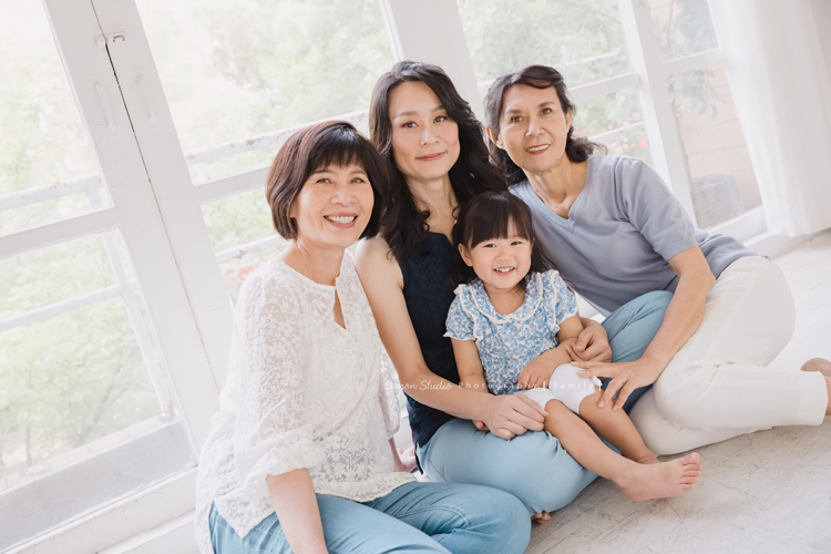 小可愛品希三歲囉！這也是她第三次來拍照！這次品希和媽麻及姨婆們一起來，四人的衣服搭配好美啊，一家人一起美美的一天！這張是四人的全家福照！