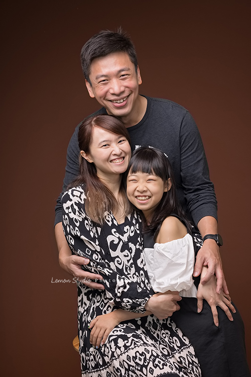 這是Stella媽麻一家第二次來拍照，這次是姊妹兩家及外公外婆的紀念照，兩家人和樂融融，三個活潑的孫子一起拍照太可愛了！這張是妹妹一家的全家福，一家三口太可愛了！
