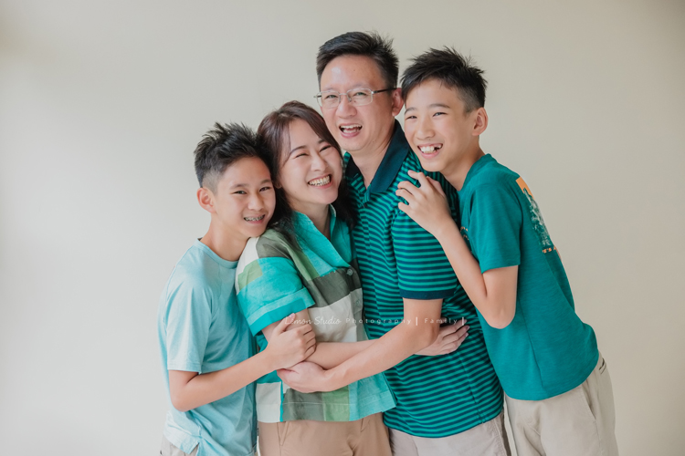 Cindy媽麻一家第三次來拍家庭攝影，今年暑假回台的Cindy媽麻一家，帶著已是青少年的孩子們來拍照，孩子們長大好多了啊，外公外婆也一起來拍全家福，外公外婆實在是太可愛了！這張是一家四口的全家福！