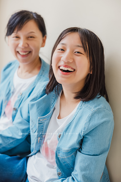 中日混血兒 Aisa這次來拍照，已是婷婷玉立的美女了啊，在日本讀高中的 Aisa，即將至加拿大唸書 ，媽麻帶著 Aisa這次來拍她的個人寫真，拍照現場 Aisa開始隨著音樂跳起舞來，Aisa好會跳舞啊，這張是Aisa跟媽麻的合照！Aisa笑得好燦爛啊！