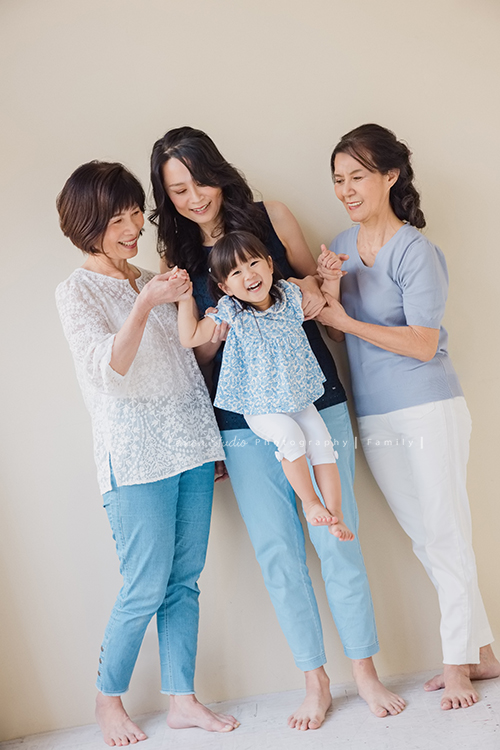 小可愛品希三歲囉！這也是她第三次來拍照！這次品希和媽麻及姨婆們一起來，四人的衣服搭配好美啊，一家人一起美美的一天！這張是品希和姨婆們的合照！