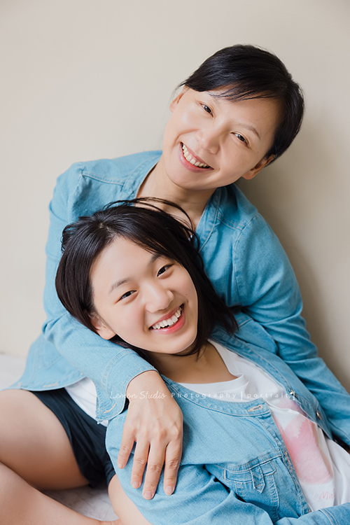 中日混血兒 Aisa這次來拍照，已是婷婷玉立的美女了啊，在日本讀高中的 Aisa，即將至加拿大唸書 ，媽麻帶著 Aisa這次來拍她的個人寫真，拍照現場 Aisa開始隨著音樂跳起舞來，Aisa好會跳舞啊，這張是Aisa跟媽麻的美麗的合照！