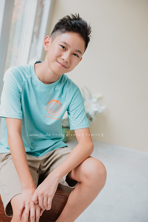 Cindy媽麻一家第三次來拍家庭攝影，今年暑假回台的Cindy媽麻一家，帶著已是青少年的孩子們來拍照，孩子們長大好多了啊，外公外婆也一起來拍全家福，外公外婆實在是太可愛了！這張是帥氣的弟弟！