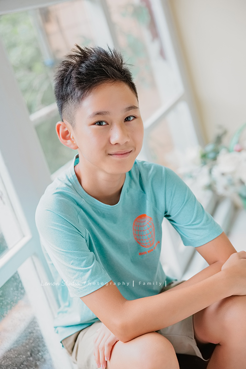 Cindy媽麻一家第三次來拍家庭攝影，今年暑假回台的Cindy媽麻一家，帶著已是青少年的孩子們來拍照，孩子們長大好多了啊，外公外婆也一起來拍全家福，外公外婆實在是太可愛了！這張是帥氣的弟弟很有自信地看著鏡頭！