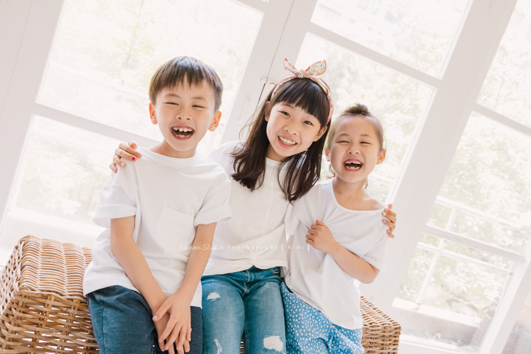 這是Stella媽麻一家第二次來拍照，這次是姊妹兩家及外公外婆的紀念照，兩家人和樂融融，三個活潑的孫子一起拍照太可愛了！這張是三個孫子超可愛的合照！