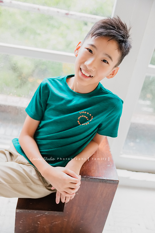 Cindy媽麻一家第三次來拍家庭攝影，今年暑假回台的Cindy媽麻一家，帶著已是青少年的孩子們來拍照，孩子們長大好多了啊，外公外婆也一起來拍全家福，外公外婆實在是太可愛了！這張是溫暖的哥哥！