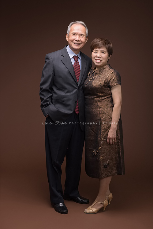 這是Stella媽麻一家第二次來拍照，這次是姊妹兩家及外公外婆的紀念照，兩家人和樂融融，三個活潑的孫子一起拍照太可愛了！這張是感情很好的阿公阿嬤美麗的一張兩人合照！