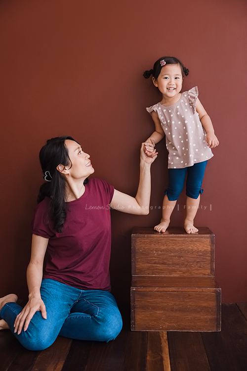 小可愛品希三歲囉！這也是她第三次來拍照！這次品希和媽麻及姨婆們一起來，四人的衣服搭配好美啊，一家人一起美美的一天！這張是媽麻牽著品希的手的兩人互動！