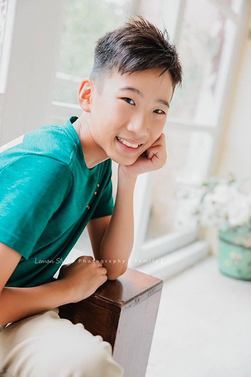 Cindy媽麻一家第三次來拍家庭攝影，今年暑假回台的Cindy媽麻一家，帶著已是青少年的孩子們來拍照，孩子們長大好多了啊，外公外婆也一起來拍全家福，外公外婆實在是太可愛了！這張是溫暖的哥哥！
