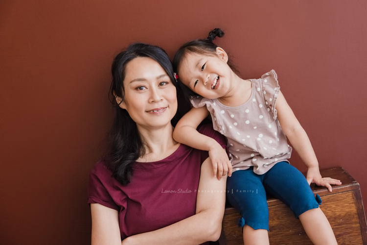 小可愛品希三歲囉！這也是她第三次來拍照！這次品希和媽麻及姨婆們一起來，四人的衣服搭配好美啊，一家人一起美美的一天！這張是媽麻和品希兩人的合照，品希靠在媽麻身上好可愛啊！