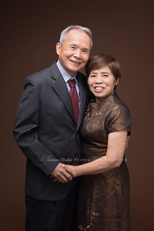 這是Stella媽麻一家第二次來拍照，這次是姊妹兩家及外公外婆的紀念照，兩家人和樂融融，三個活潑的孫子一起拍照太可愛了！這張是感情很好的阿公阿嬤的合照！