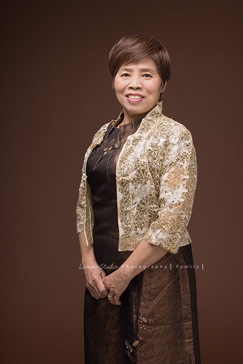 這是Stella媽麻一家第二次來拍照，這次是姊妹兩家及外公外婆的紀念照，兩家人和樂融融，三個活潑的孫子一起拍照太可愛了！這張是美麗的阿嬤的個人照！