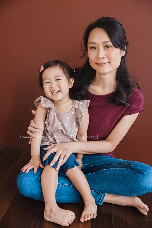 小可愛品希三歲囉！這也是她第三次來拍照！這次品希和媽麻及姨婆們一起來，四人的衣服搭配好美啊，一家人一起美美的一天！這張是媽麻和品希兩人的合照！