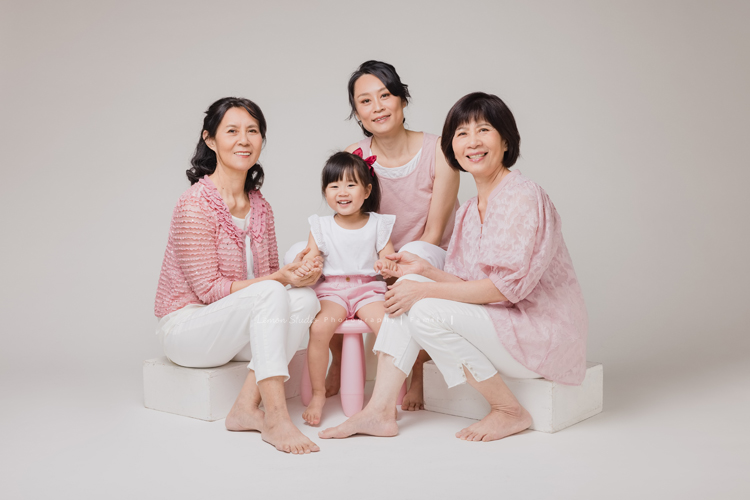 小可愛品希三歲囉！這也是她第三次來拍照！這次品希和媽麻及姨婆們一起來，四人的衣服搭配好美啊，一家人一起美美的一天！這張是品希和姨婆們開心的合照！