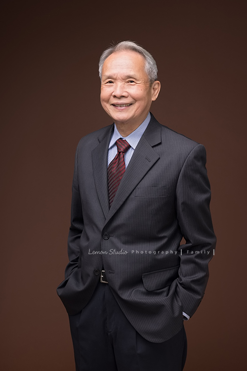 這是Stella媽麻一家第二次來拍照，這次是姊妹兩家及外公外婆的紀念照，兩家人和樂融融，三個活潑的孫子一起拍照太可愛了！這張是帥氣的阿公的個人照！